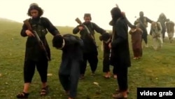 همه کشته‌شدگان روز چهارشنبه که بزرگ‌ترین اعدام دسته‌جمعی گروه حکومت اسلامی در سال ۲۰۱۷ خوانده شده ۱۸ تا ۲۵ سال داشتند.