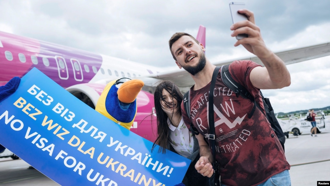 Putnici prave selfije dok stižu iz Kijeva nakon što je Evropska unija odobrila bezvizna putovanja za ukrajinske državljane na aerodromu u Gdanjsku u Poljskoj (juni 2017.)