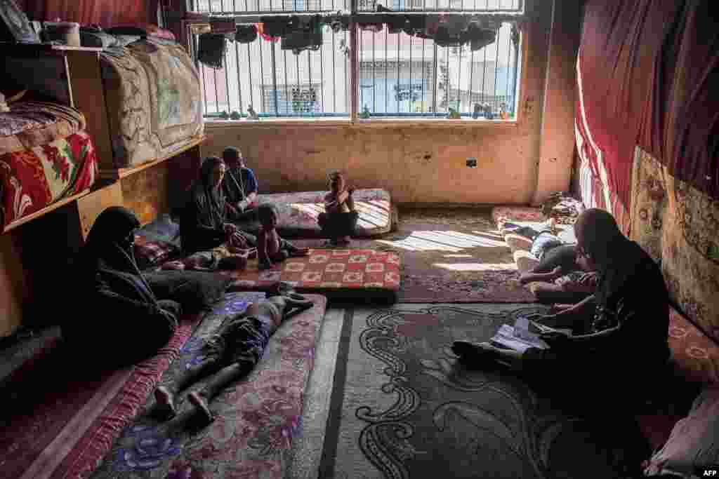 اتاقی در اردوگاهی در شمال نوار غزه در بحبوحهٔ جنگ جاری بین اسرائیل و حماس؛ گروهی که آمریکا و اتحادیهٔ‌ اروپا آن را تروریستی می‌دانند.