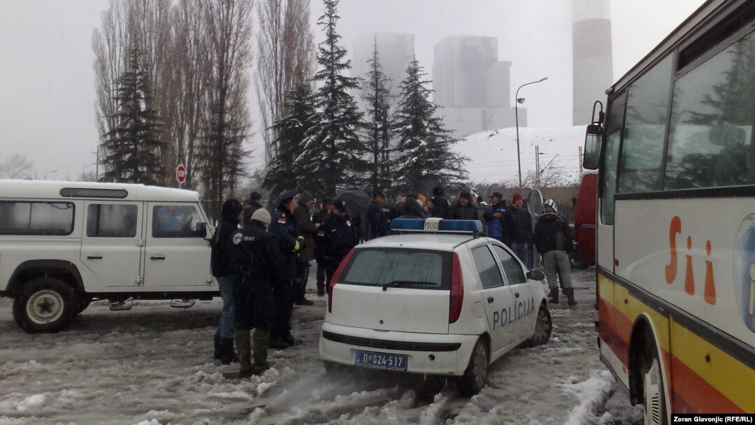 Serbs blocked the road for the bus full of asylum seekers on November 27.