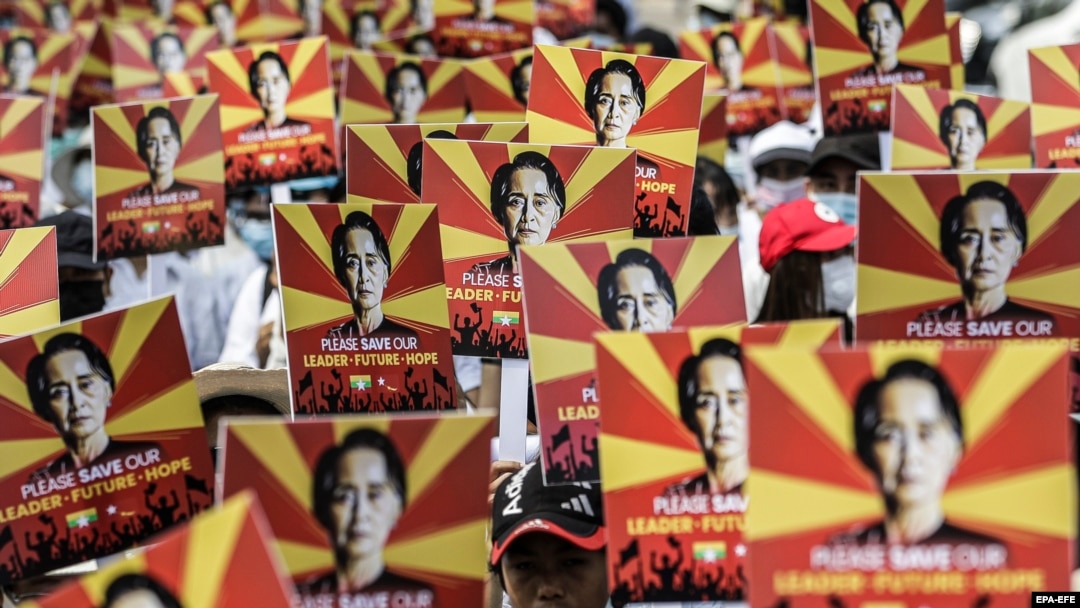 Pristalice Aung San Su Ći tokom protesta protiv vojnog puča ispred kineske ambasade u Jangonu, Mjanmar, 21. februara 2021. godine.