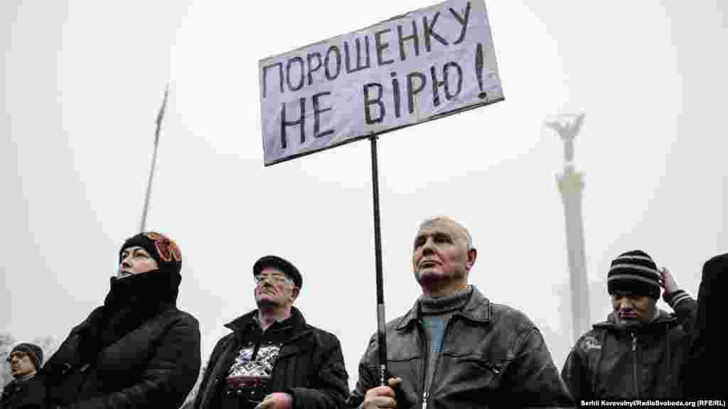 Близько 500 людей прийшли в неділю на майдан Незалежності на віче, присвячене другій річниці початку Революції гідності та річниці Помаранчевої революції. Зі сцени виступали активісти, представники громадськиї організацій, добровольці батальйону «ОУН». Учасники зібрання висловили незадоволення діяльністю президента України Петра Порошенка та уряду. Київ, 22 листопада 2015 року. ДИВИТИСЬ ФОТОГАЛЕРЕЮ