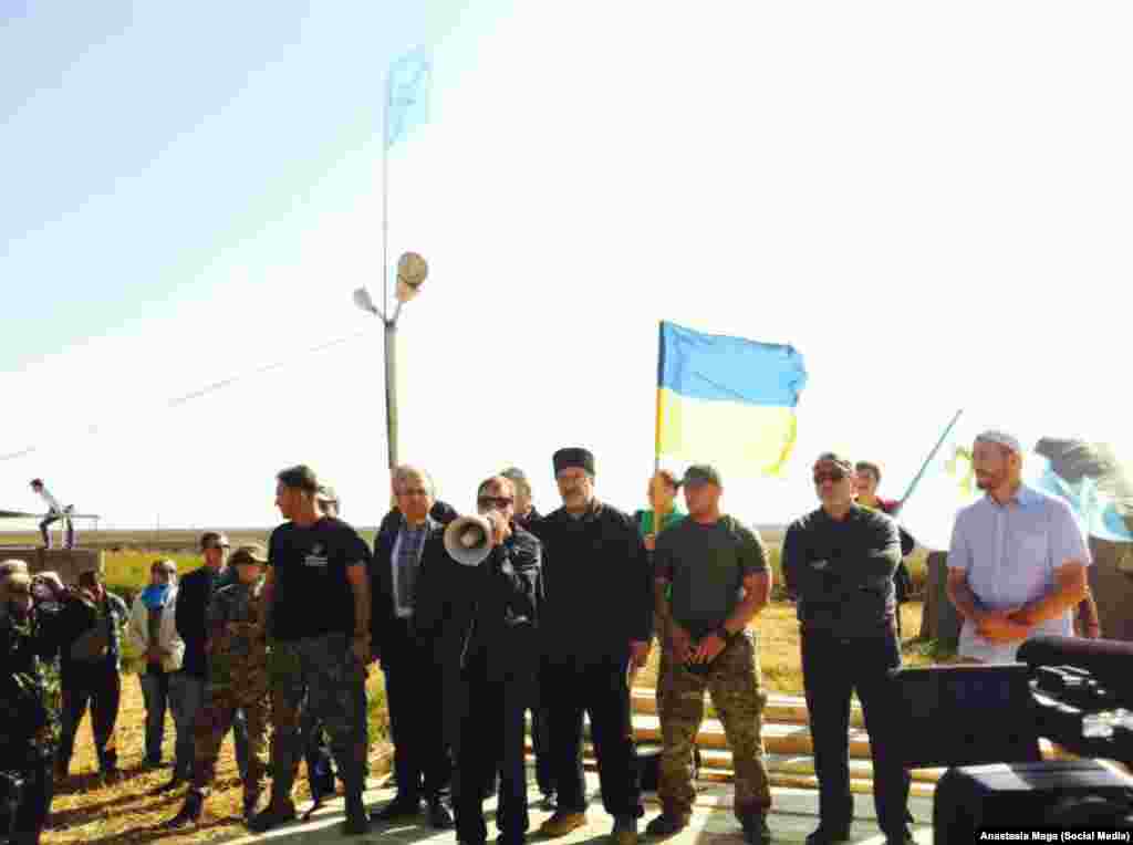На контрольно-пропускном пункте Чонгар на административной границе с Крымом утром состоялся митинг, приуроченный к началу «продовольственной блокады».