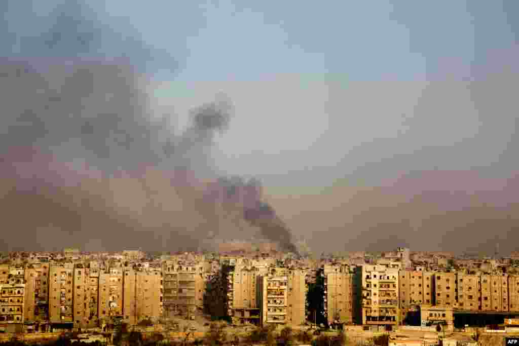 دود جنگ در منطقه بوستان قصر، در آخرین روزهای درگیری‌ها؛ حلب پیش از جنگ، بزرگترین شهر و مرکز اقتصادی سوریه بود. از سال ۲۰۱۲ بخش‌هایی از آن به کنترل شورشیان مخالف بشار اسد درآمد.