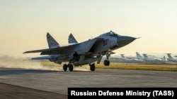 Винищувач МіГ-31К із гіперзвуковими ракетами «Кинжал» на російській авіабазі Хмеймім, який прибув для спільних навчань сил постійного оперативного зʼєднання ВМФ Росії у Середземному морі та авіації російських Повітряно-космічних сил, липень 2021 року