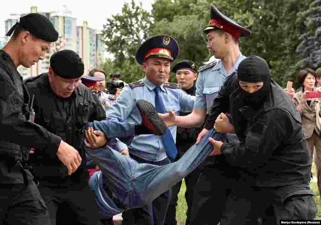 Алматыдағы "Астана" алаңында сайлауға қарсы шыққан екі жүзден астам адам жиналып, "бойкот", "масқара" деп айғайлады. Оларды полиция жаппай ұстай бастады. Алматы, 9 маусым 2019 жыл. 