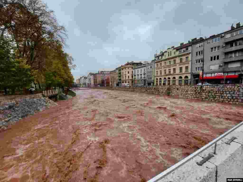 Čengić napominje da je i dalje prisutan trend rasta svih rijeka na području Kantona Sarajevo- Bosne, Željeznice i Miljacke. 5. novembra 2021.