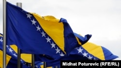 Прапор Боснії і Герцеговини над будівлею парламенту в Сараєві