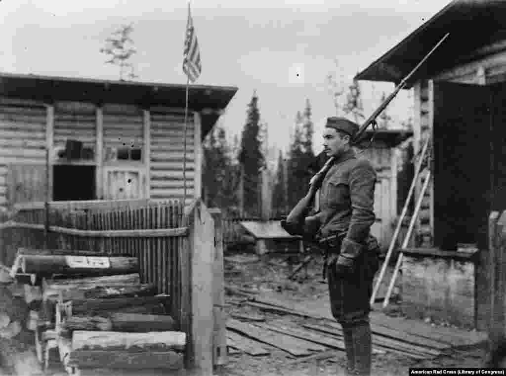 Американский часовой на посту на севере России в 1919-м. Многие американцы поначалу с энтузиазмом отнеслись к свержению царя и революции 1917 года, представляя это как американскую революцию 150 годами раньше 