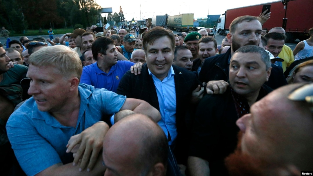 Міхеїл Саакашвілі (в центрі) під час прориву державного кордону України, 10 вересня 2017 року