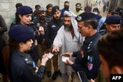 Pakistanski policajci provjeravaju dokumente afganistanskih izbjeglica u blizini Karačija (fotografija iz arhive).