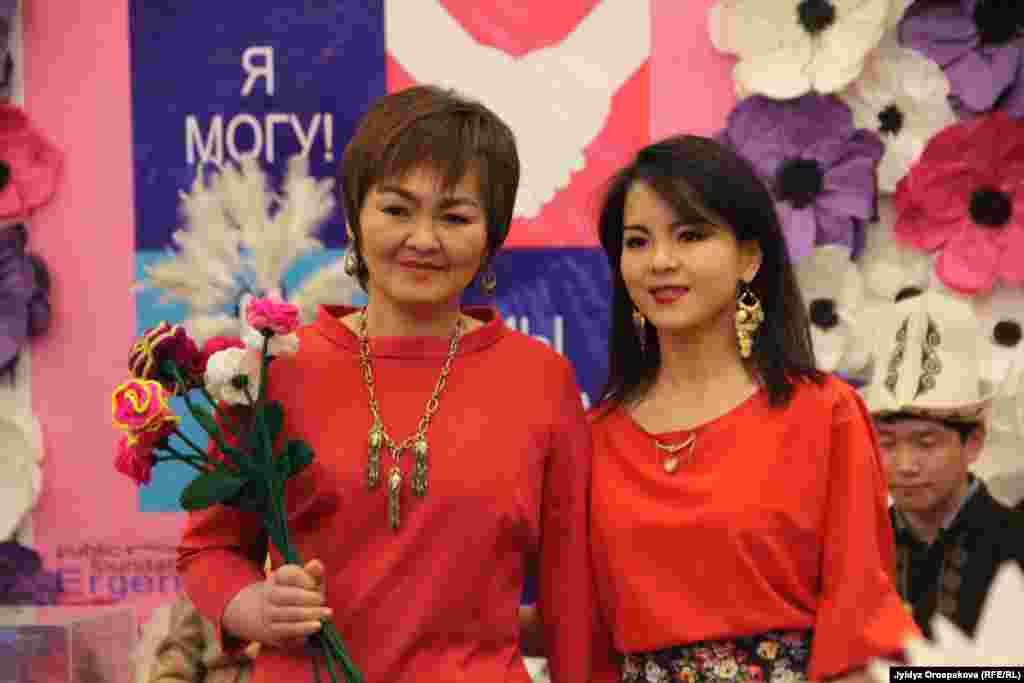 Сейдана Курманалиева и ее дочь Айсуллу 