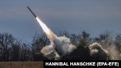 Високомобільна артилерійська система (ХІМАРС) української армії веде вогонь поблизу лінії фронту на півночі Херсонської області, Україна, 5 листопада 2022 р.