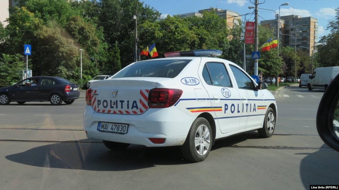 Ministerul de Interne condus de Lucian Bode va cumpăra 600 de mașini BMW, de la Automobile Bavaria, compania al cărei fondator este un amic al președintelui Klaus Iohannis. Opoziția reclamă faptul că licitația ar fi fost cu dedicație. Ministrul Bode neagă. 