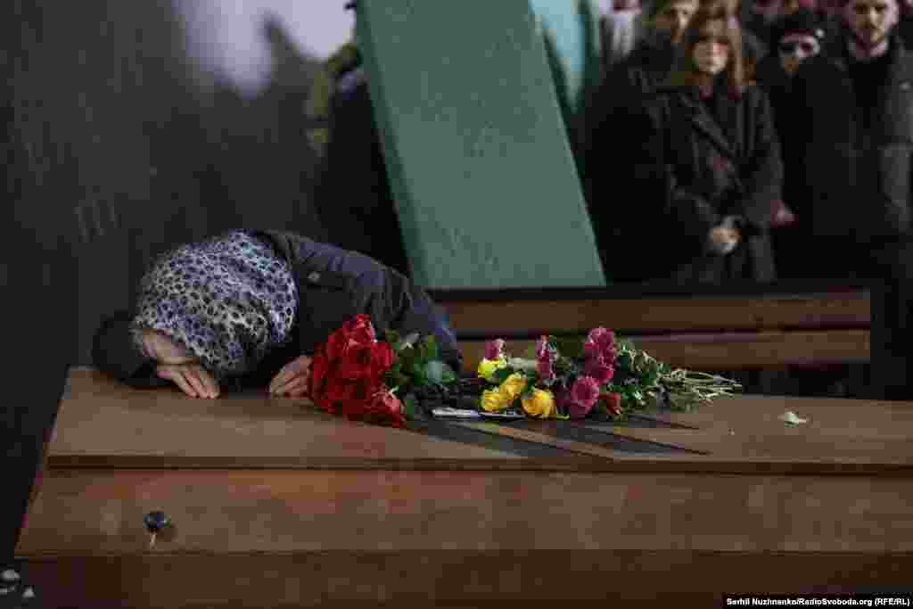 Маці загінулага вайскоўца Данііла Ляшкевіча плача на ягонай труне падчас пахаваньня ў Кіеве, 8 лістапада 2024 