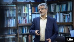 محمود صادقی می‌گوید ماموران «بر خلاف قانون نظارت بر نمایندگان مجلس»، برای بازداشت او آمده بودند