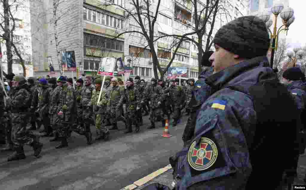 У Києві близько тисячі правих пройшли «Маршем правди». За словами активістів, таким чином вони хочуть дати ГПУ зрозуміти, що відповідальні за злочини проти Майдану мають відповісти перед судом за свої дії, в іншому разі обіцяють «організувати народний суд». Київ, 25 лютого 2015 року