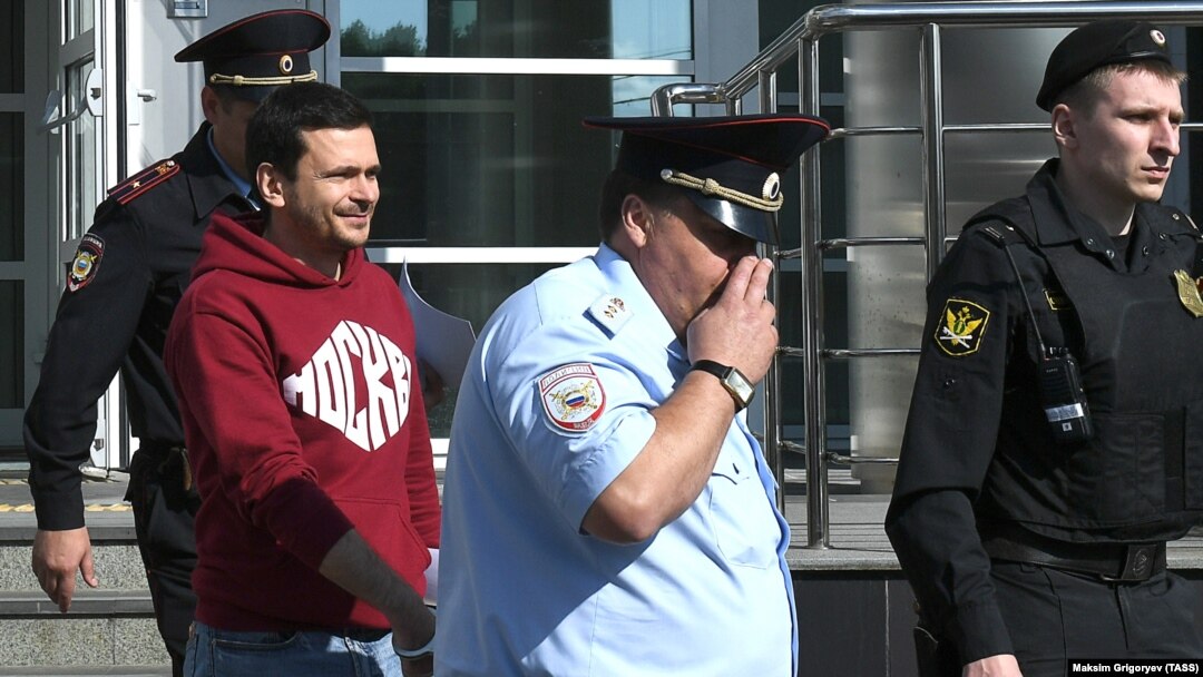 Russian opposition figure and disqualified election candidate Ilya Yashin (left) is escorted to a court in Moscow on July 29. 