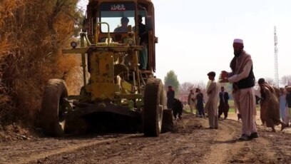 خوست کې خلکو د سړک جوړونې لپاره اشر کړی دی