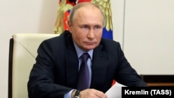 Путін назвав президента України Зеленського «євреєм за національністю» і людиною, в якої «можливо, там кров намішана», поставивши запитання, як визначатимуть його (Зеленського) і йому подібних людей, чи «справжні» вони українці