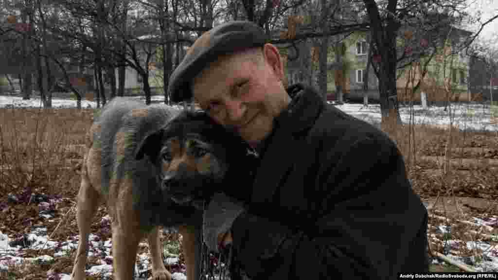 Колишній шахтар, 79-річний Олександр – один з небагатьох, кого ми зустріли на вулицях Стахановця. Його життя пройшло під девізом «Одна семья – Советский Союз» (рос.). З цим девізом він хоче жити і далі. Українського телебачення та радіо тут немає