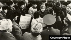 Митинг протеста, организованный Демократическим Движением "Кыргызстан" (КДК) против ввода советских войск в столичные города Латвии и Литвы, народы которых ранее объявили о своем выходе из состава СССР. Город Фрунзе (нынешний Бишкек). 21.1.1991.