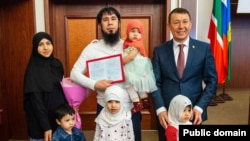 Нижнекамск. Семья Мухиддина Холзоды во время получения жилищного сертификата