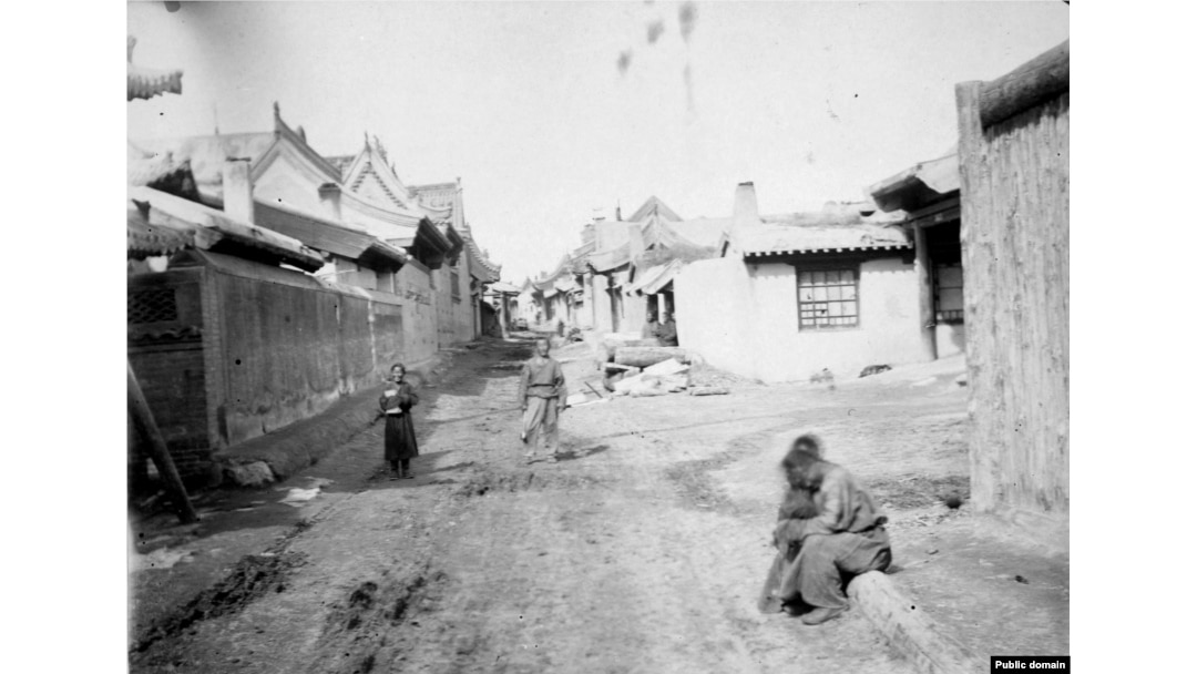 A street scene in Altanbulag, a Mongolian trading town on the border with Russia, in the late 1800s.