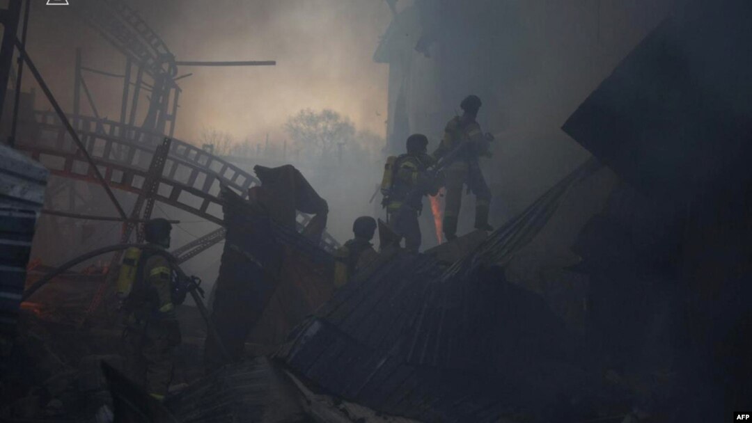 Echipajele ucrainene lucrează la stingerea unui incendiu în Kiev, în urma unui atac cu rachete rusești. 6 aprilie.