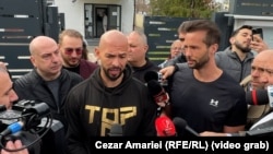 Tristan and Andrew Tate, vorbind cu presa după ce au semnat actele controlului judiciar la Poliția din Voluntari.