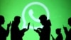Siluete korisnika laptopa i mobilnih uređaja pored Whatsapp loga, 28 mart 2020.