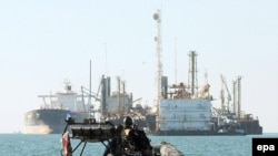 جمهوری اسلامی روز جمعه ۱۴ ملوان مرد و يک ملوان زن را در آب های اروند رود بين مرز ايران و عراق بازداشت کرد.