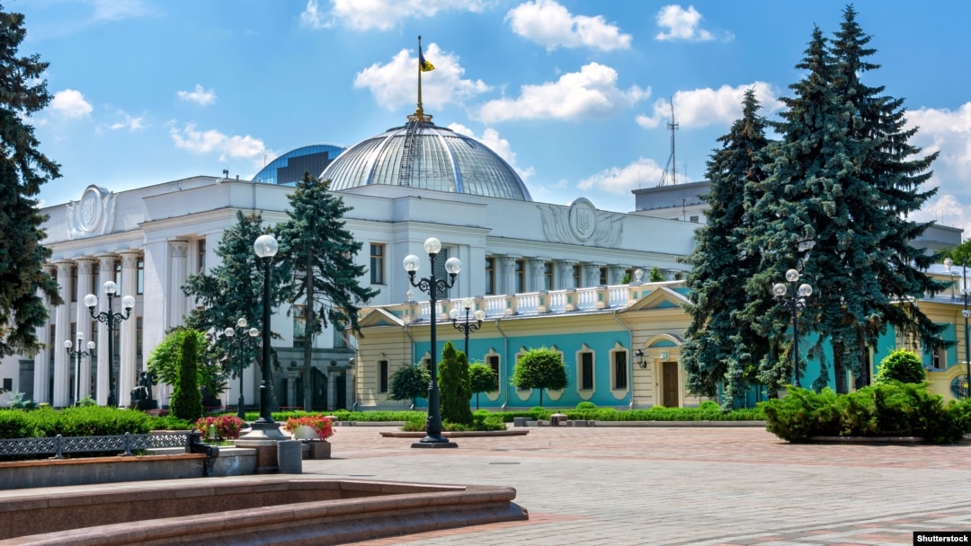 Будівля Верховної Ради України і крило Маріїнського палацу. Київ, 10 червня 2019 року