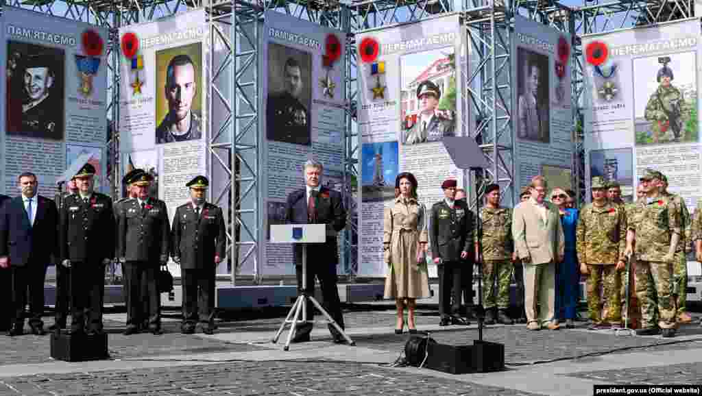 Президент України Петро Порошенко під час вшанування пам’яті загиблих в роки Другої світової війни у День пам’яті та примирення. Київ, 8 травня 2018 року. НА ЦЮ Ж ТЕМУ