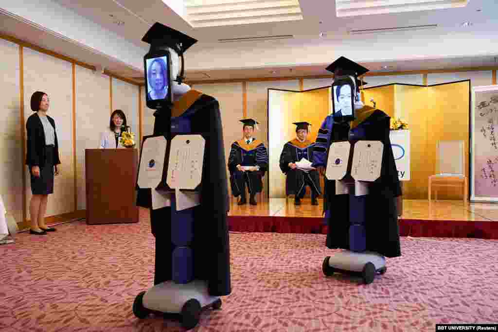 U Tokiju, glavnom gradu Japana, se ceremonije diplomiranja na univerzitetima održavaju preko tableta koje drže roboti. 