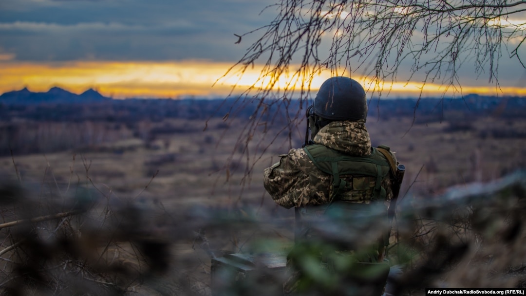 Вигляд на терикон, який утримують бойовики російських гібридних сил, із позиції українських військових неподалік міста Золоте-4, що на Луганщині