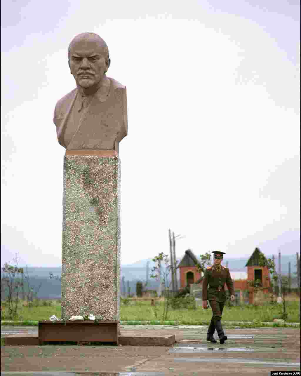 1989 год. Советский военнослужащий на острове Кунашир. Вскоре после распада Советского Союза возникла идея провести референдум по вопросу принадлежности Курильских островов. Но от нее отказались. 