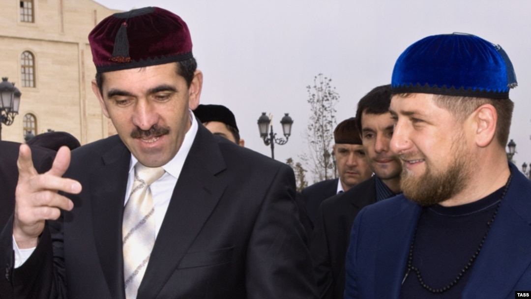 Yunus-Bek Yevkurov (left) and Ramzan Kadyrov at recent talks in Grozny 