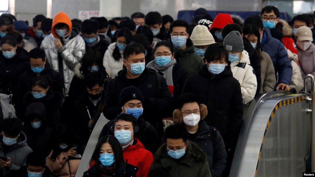 Ljudi u Pekingu sa maskama na licu, 20. januar 2021.