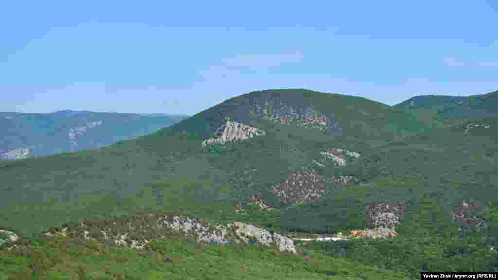 Гора Мишень (Чирка-Баир). В ее недрах советские стратеги холодной войны придумали построить запасной командный пункт Черноморского флота – «Объект №221». Сооружение строилось четырехэтажное, с двумя потернами, замаскированными на выходе двухэтажными зданиями, имитирующими жилые дома. Входы в потерны закрывались массивными противоатомными дверями. Строительство продолжалось 15 лет и было заброшено в 1992 году