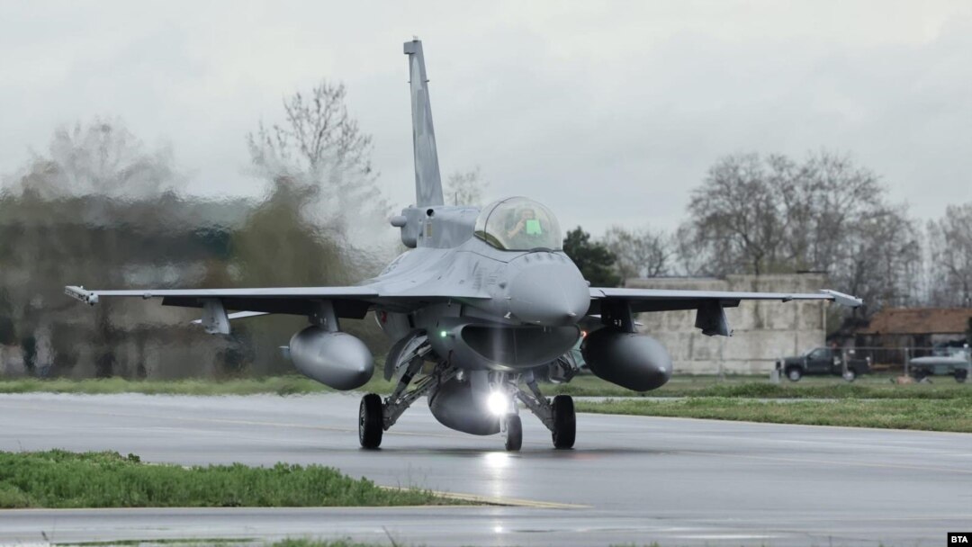 Първият български изтребител F-16 каца на летището в Граф Игнатиево.