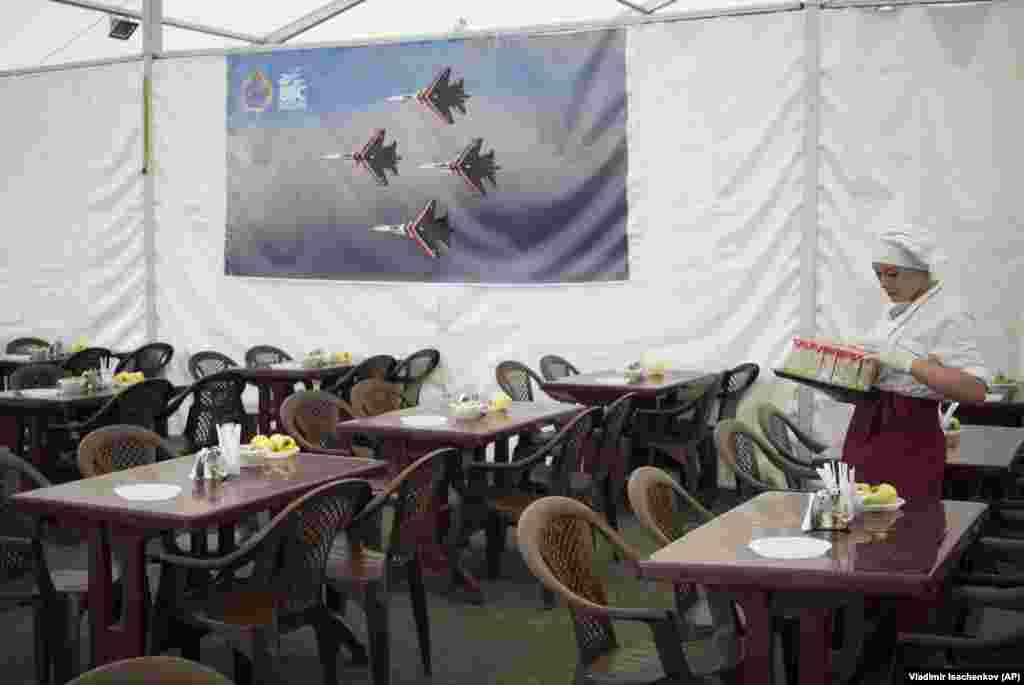 Pregătirea mesei în cantina bazei ruse Hmeimim, în octombrie 2015. Robert E. Hamilton, șeful departamentului Eurasia, Foreign Policy Research Institute, a spus Europei Libere că este posibil ca noii conducători ai Siriei să nu vrea să tolereze bazele din care Kremlinul „a lansat ani de zile atacuri asupra HTS, asupra altor grupuri de opoziție și asupra civililor sirieni”, pe tot parcursul războiului civil din țara Orientului Mijlociu.