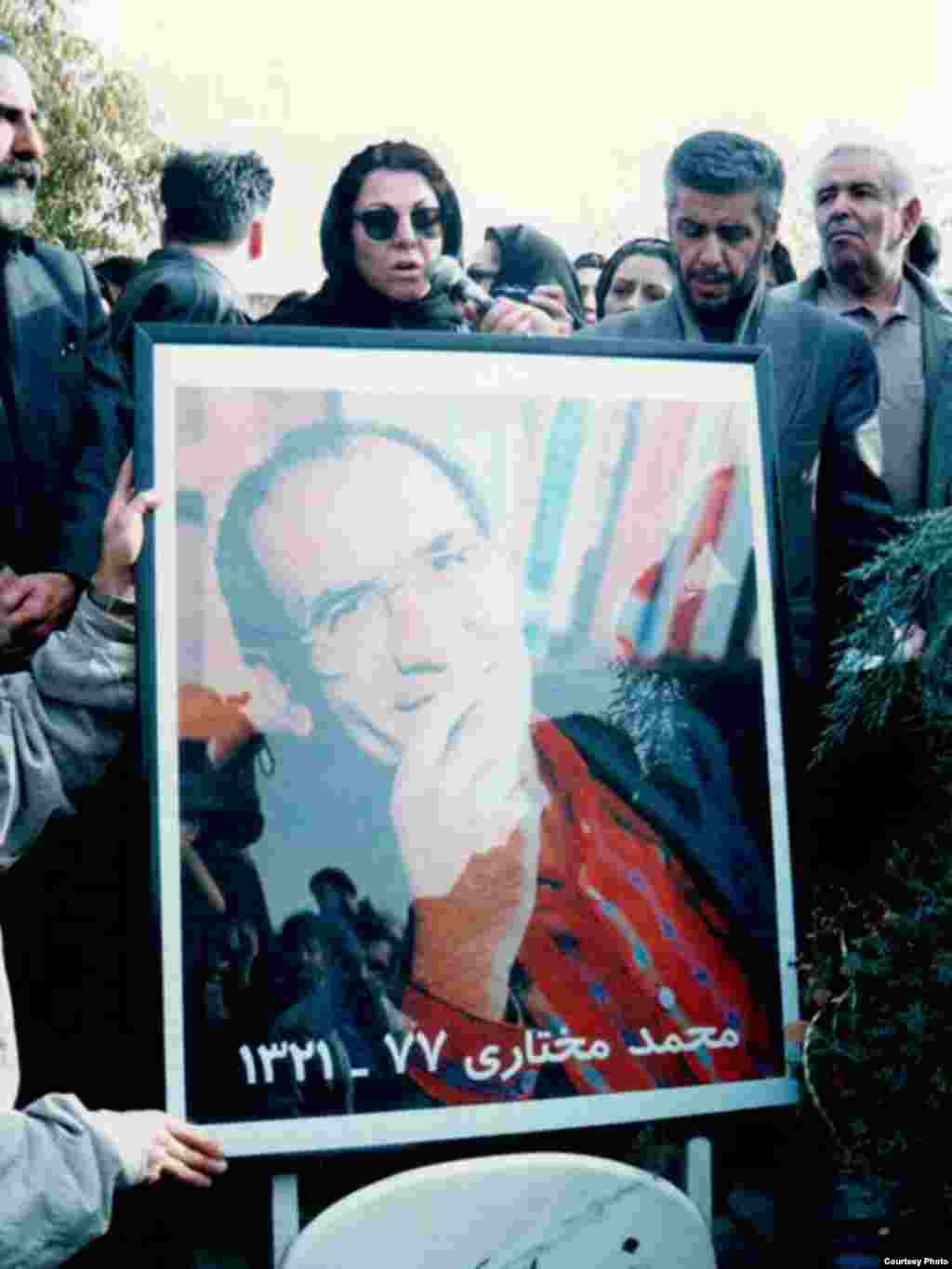 گوشههایی از مراسم خاکسپاری محمد مختاری - با وجود گذشت ۱۱ سال از قتل محمد مختاری و محمدجعفر پوینده، به دست افرادی که عوامل خودسر وزارت اطلاعات جمهوری اسلامی خوانده شدند، همچنان خواست خانوادههای این دو نویسنده دگر اندیش شناسایی آمران و مسببان اصلی این قتلهاست.
