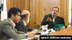 احمد مسجدجامعی (سمت راست)