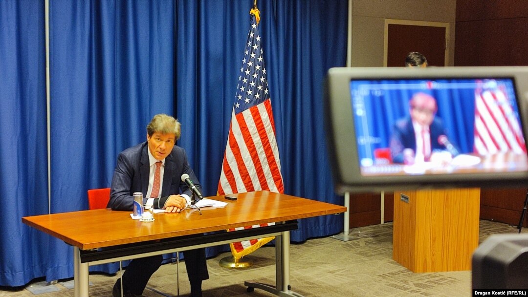 Podsekretar za ekonomski rast, energiju i životnu sredinu Sjedinjenih Američkih Država Hoze Fernandez (Jose Fernandez) na konferenciji za novinare 11. oktobra u Ambasadi SAD-a u Beogradu .