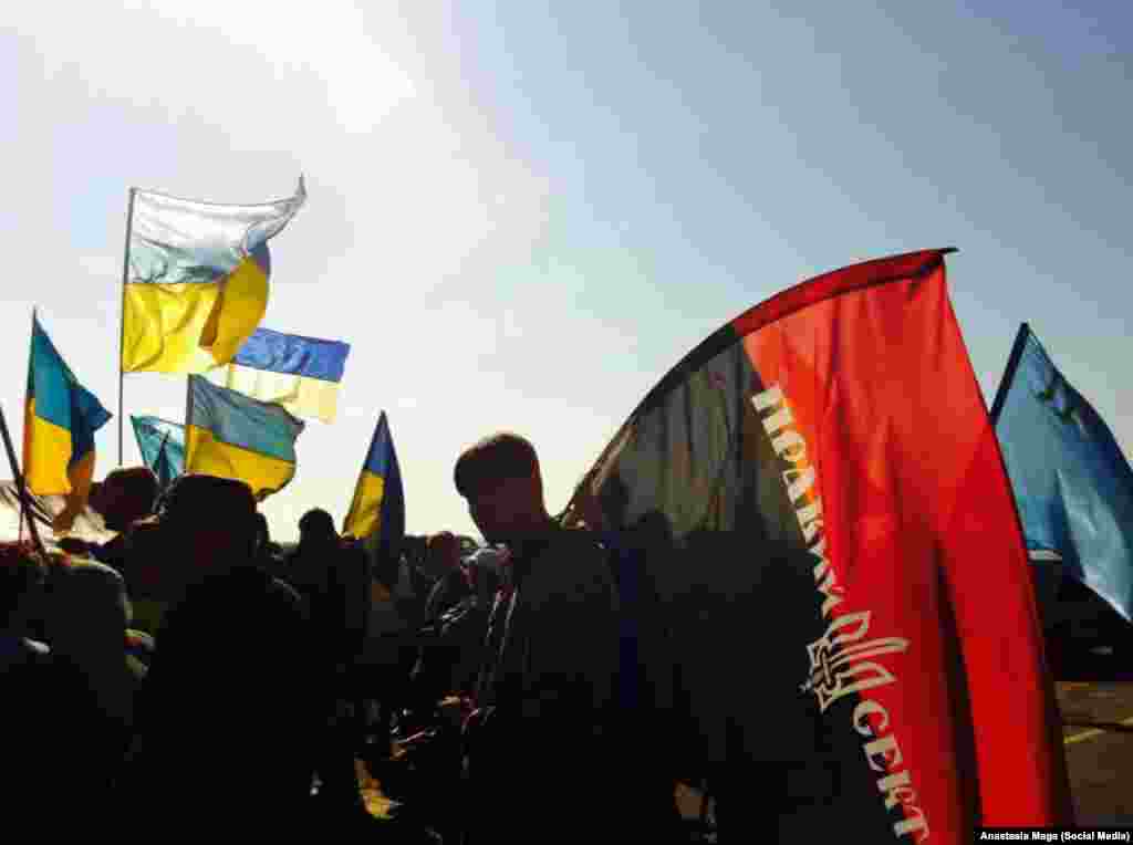 Бойцы украинских добровольческих батальонов «Правый сектор» и «Айдар» присоединились к «продоволственной блокаде»