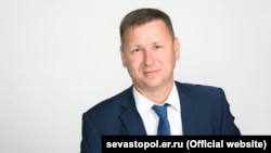 4 грудня стало відомо про затримання співробітниками СБУ на адміністративному кордоні між Кримом і Херсонщиною, на пункті пропуску «Каланчак», члена партії «Единая Россия» Ігоря Кучерявого