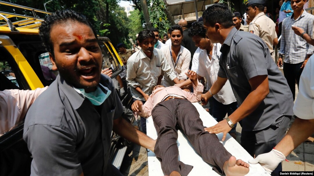 Žrtva stampeda nosi se na nosilima u bolnicu u Mumbaiju, 29. septembra 2017.