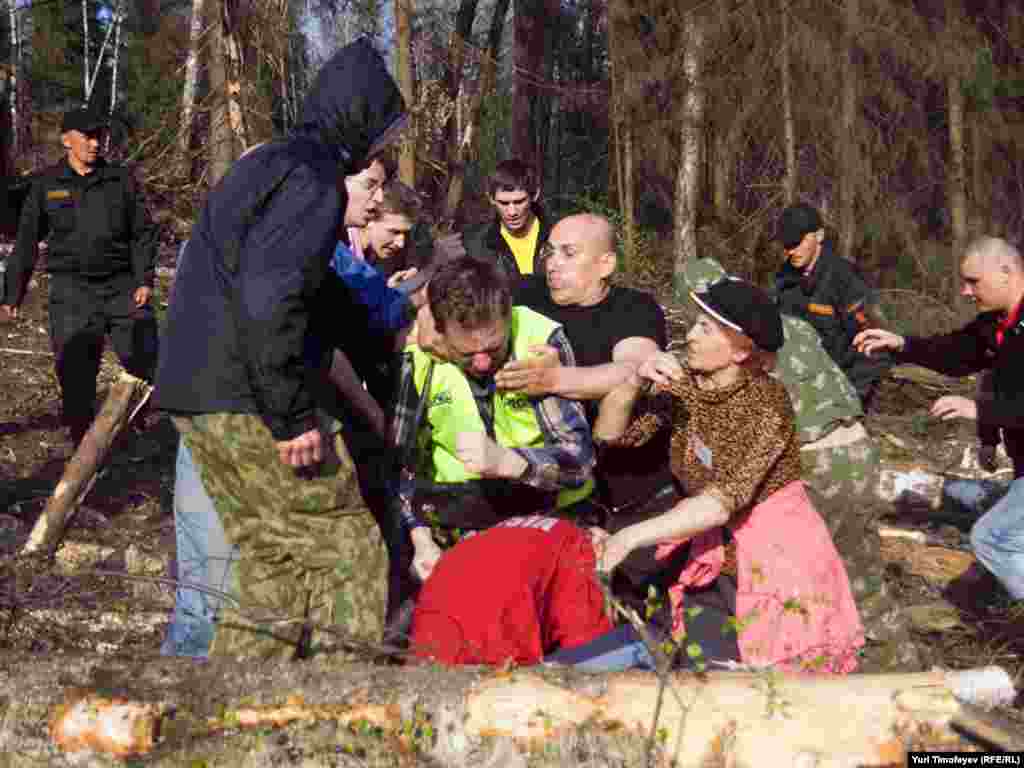 Rusija - Aktivisti pokreta zelenih suprotstavili su se uništavanju šume Kimki zbog izgradnje autoputa u blizini Moskve, 05.05.2011.
