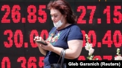 За даними Finance.ua, торги на українському міжбанківському валютному ринку завершилися на рівні 26 гривень 91,5–94 копійки за долар